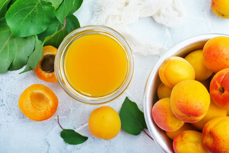 玻璃杏汁和鲜杏