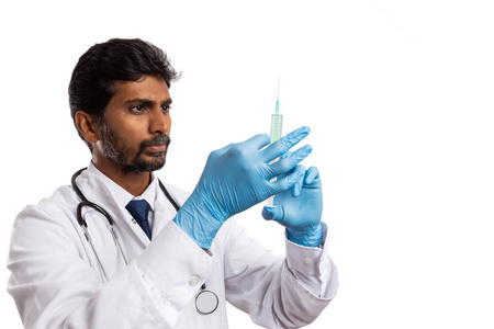 聚焦的印度医生男性看注射器与药物查出在白色演播室背景