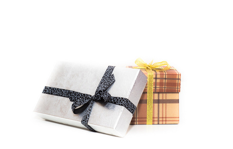 棕色和银礼品盒白色背景上的蝴蝶结