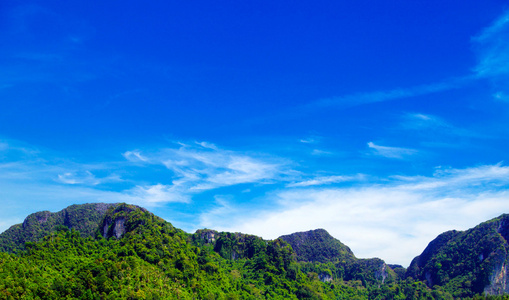 山与蓝蓝的天空图片