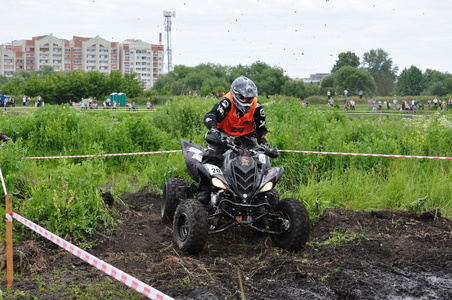 俄罗斯冠军的摩托车越野摩托车和全地形车之间