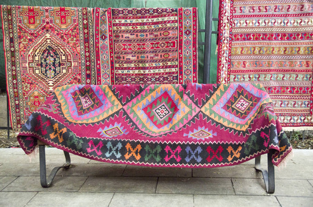 五颜六色的传统格鲁吉亚地毯在第比利斯的街道上, 格奥尔基