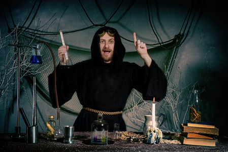 一个疯狂的炼金术士的瓶子的肖像.中世纪的科学家想出了一个主意.