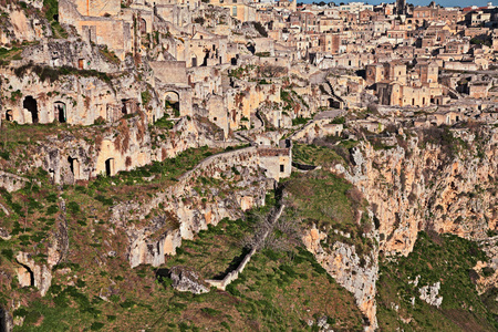 马泰拉, 意大利巴斯利卡塔 老城区的风景 sassi 与房子雕刻成钙华岩石在深谷