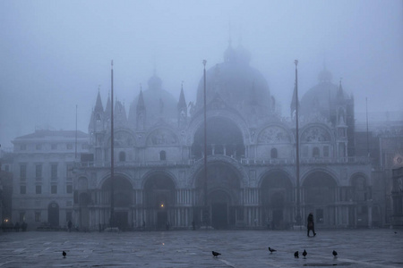 威尼斯, 意大利, 2018年1月冬天雾场面在圣马科斯广场在意大利威尼斯城