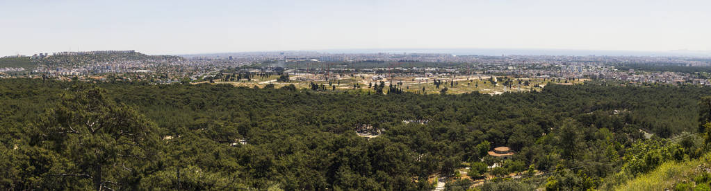 从城市入口的安塔利亚城市全景