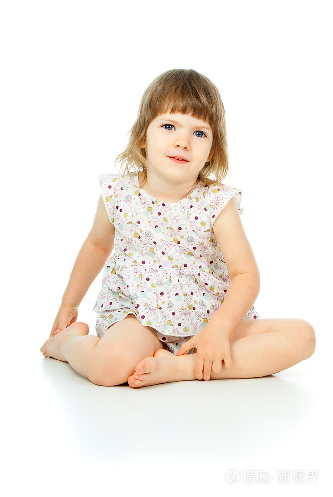 坐在白色背景上的小女孩