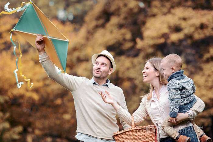 三家在公园野餐.快乐家庭的概念在一起享受