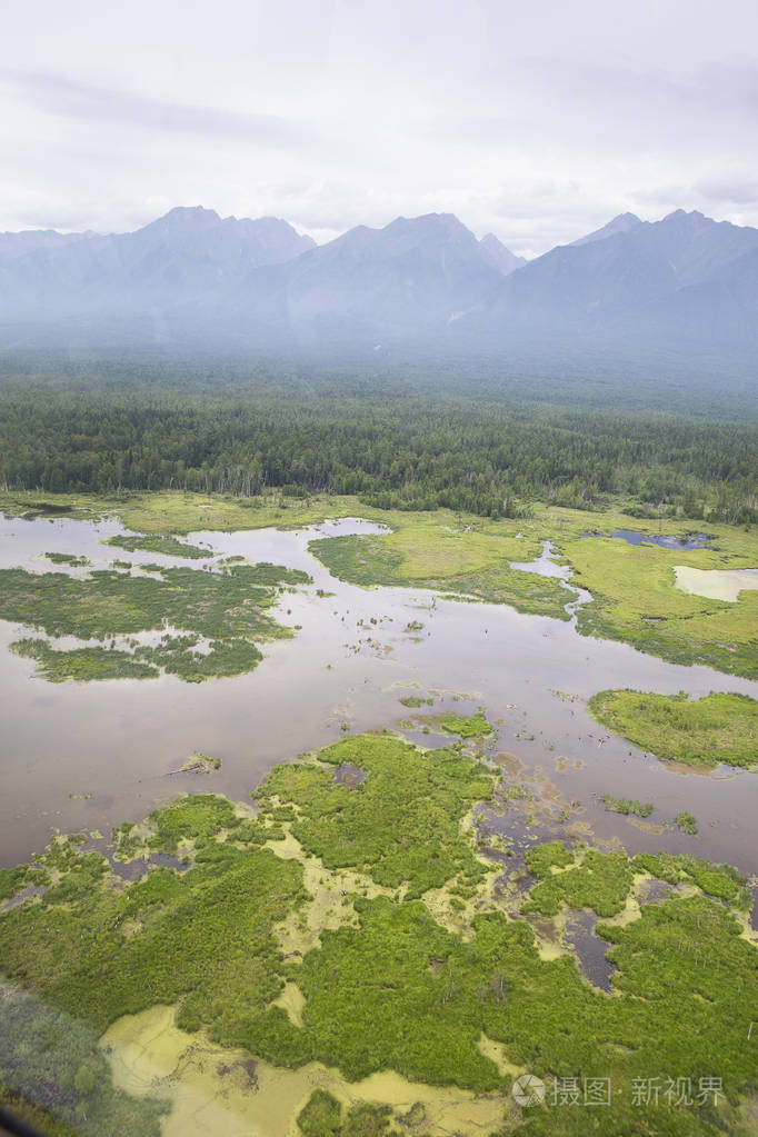 河流和湖泊的东西伯利亚从高度从直升机的驾驶舱的湖泊和河流在