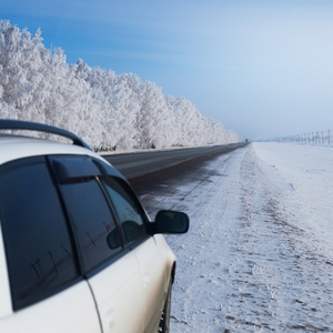 在雪的冬季公园。美丽的冬天景观道与 sn