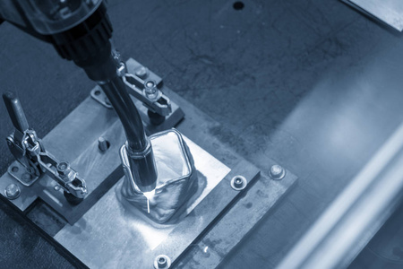 在浅蓝色场景中焊接汽车零件的焊接机器人机。工业4.0 现代制造过程概念