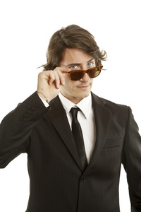 有吸引力的年轻男子戴着太阳镜和优雅的黑色西装