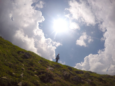 乌克兰夏季绿色的山脉。天空越过群山。乘吉普车旅行时的大气景观。越野远征。徒步旅行的人