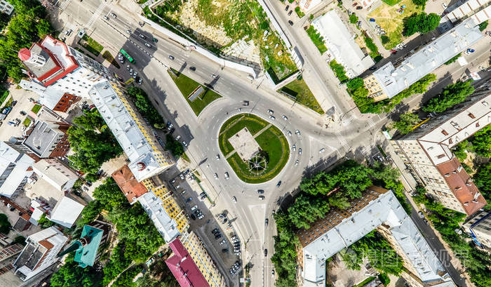 与空中城市景观, 十字路口, 道路, 房屋, 建筑物, 公园及停车场.