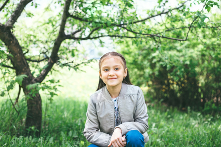 一个可爱的年轻的小女孩在公园里的室外肖像