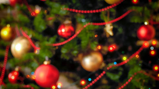 模糊的背景为冬天庆祝与装饰的圣诞树