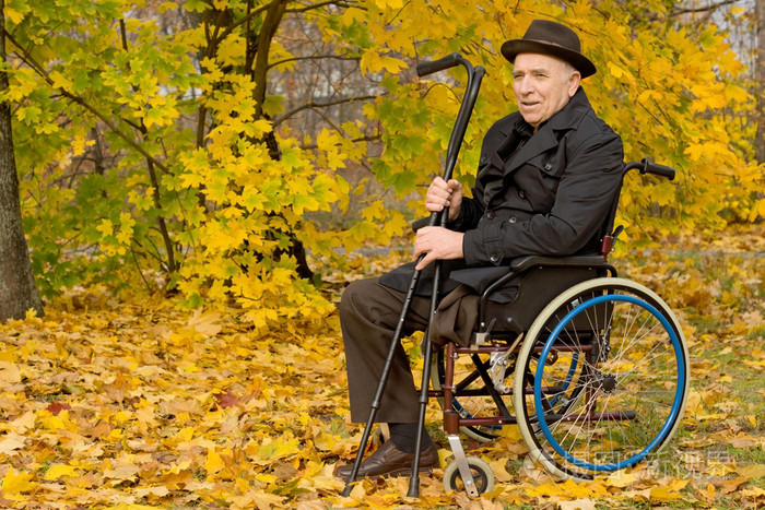 残疾的老人坐在轮椅上