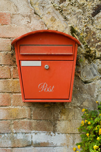 红色金属邮政信箱