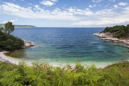 岩石的希腊岛屿海岸线