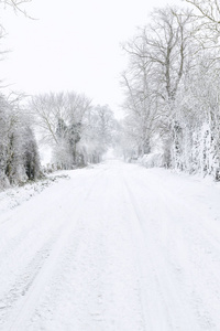 英国乡间小路在乡村乡间, 冬天积雪覆盖。白金汉郡, 英国