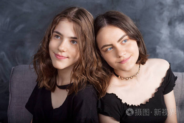 关闭两个年轻女孩最好的朋友的生活方式肖像