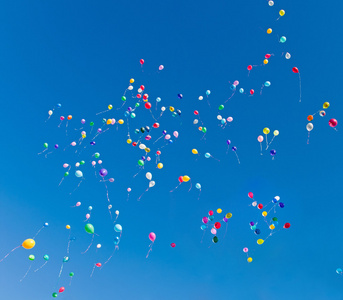 蓝蓝的天空背景上的彩色气球照片