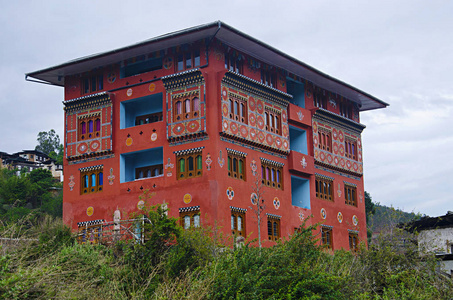 公寓的视图。他们的外墙上有画。Lobesa。Punakha 区不丹