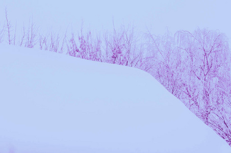 冬季屋顶抽象模糊的背景。冬天屋顶在庭院背景与雪漂泊