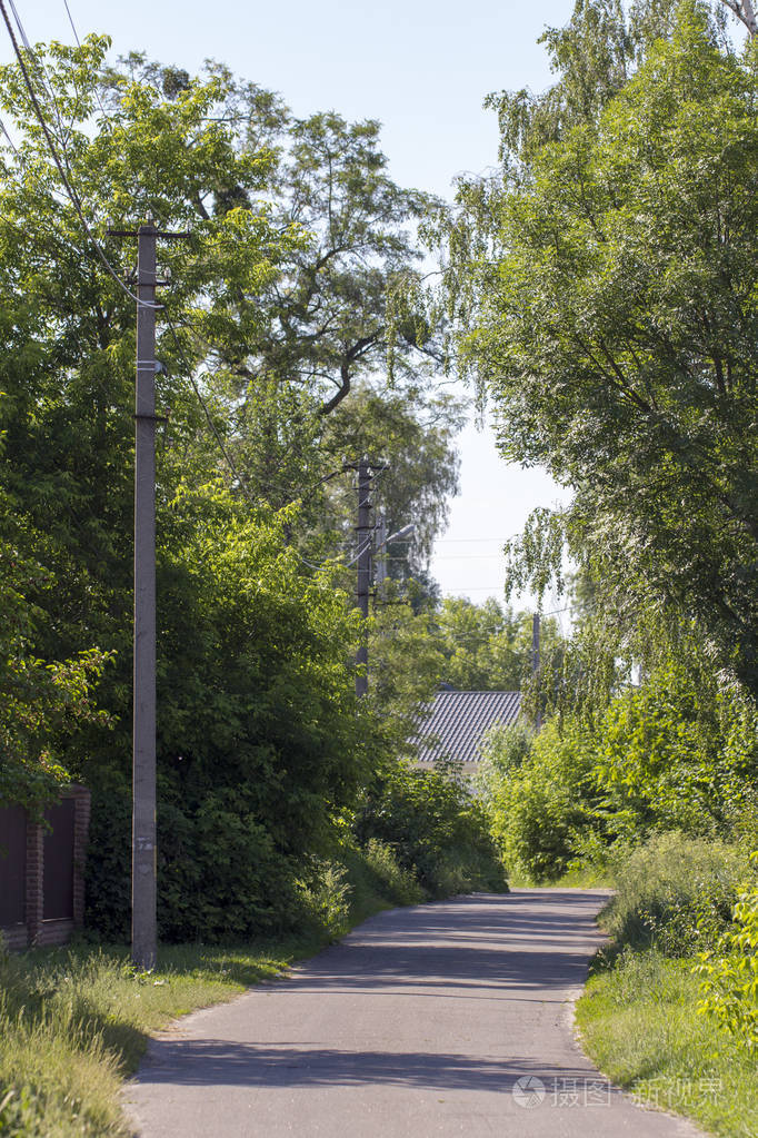 乌克兰基辅地区 stary petrovtsi 村非常狭窄的乡村街道