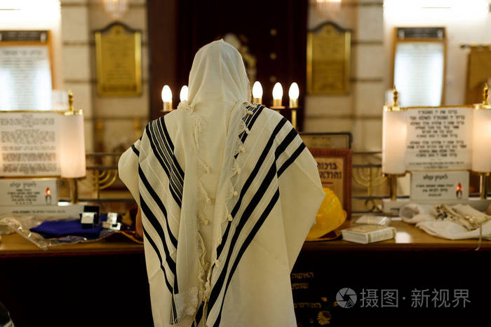 犹太人在会堂里祈祷