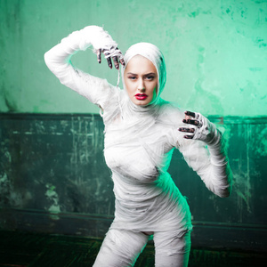 迷人的木乃伊.在她的身体的绷带的一个年轻美丽的女人的肖像照片