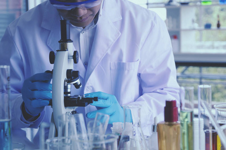 研究实验室男主管准备和分析显微镜幻灯片照片