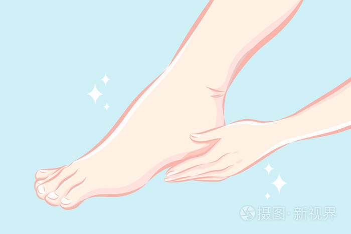 触摸她的脚后跟与蓝色背景