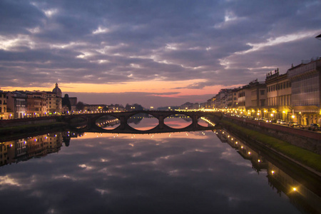 中世纪的桥 Carriya 在阿尔诺河上, 夕阳风景。从佛罗伦萨的海滨看阿尔诺河