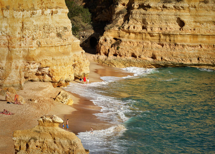 阿尔加维海滩, 在葡萄牙和所有季节吸引了全世界的许多游客