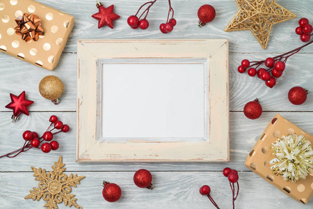 圣诞假期背景与相框, 装饰品和装饰品在木桌上。上方视图