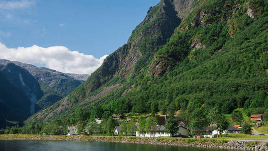 挪威 Neirofjord Gudvangen 湖和青山