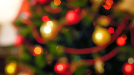 在客厅圣诞树上挂着红色和金色华而不实的焦点图像