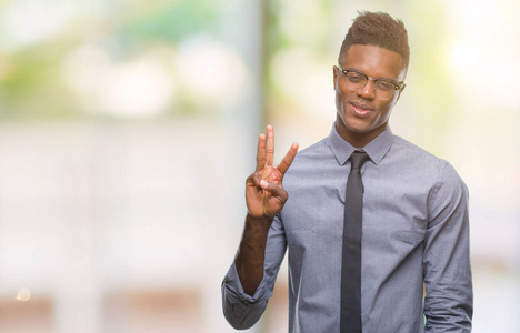 年轻的非洲裔美国人的商业男子在孤立的背景显示和指向三的手指, 而微笑着自信和快乐