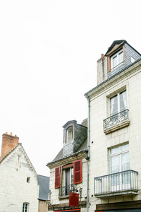 传统建筑中的法国老镇平静的街道