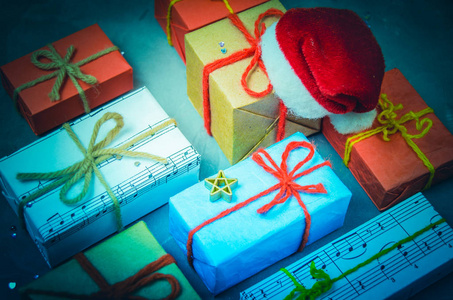 圣诞礼物和圣诞老人的红帽子。新年儿童和成人冬季假期