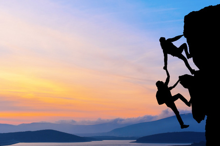 互相努力两个男人旅行联合工作团队在登山团队,美丽的日落景观互相