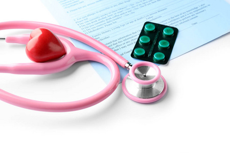 医疗听诊器, 药丸, 红色心脏和文件在白色背景。心脏病学概念