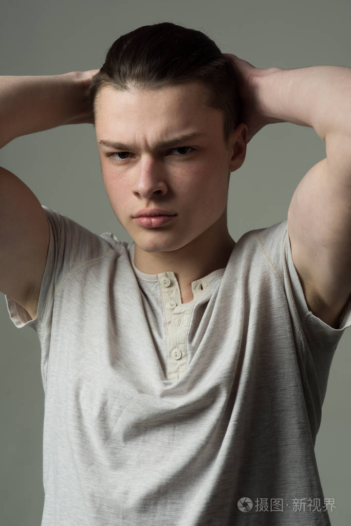 男人用手摸头发, 理发.十几岁的男孩需要一个新发型.