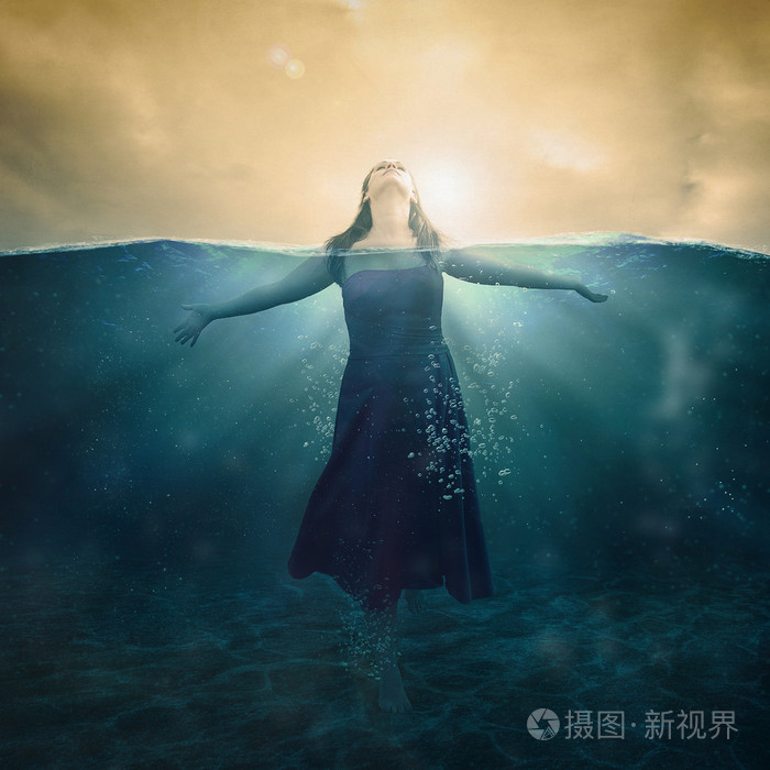 在水中的女人