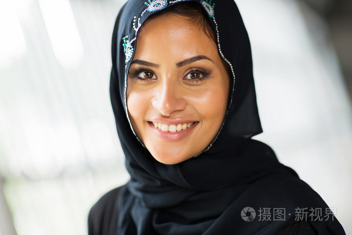 微笑的中东女子