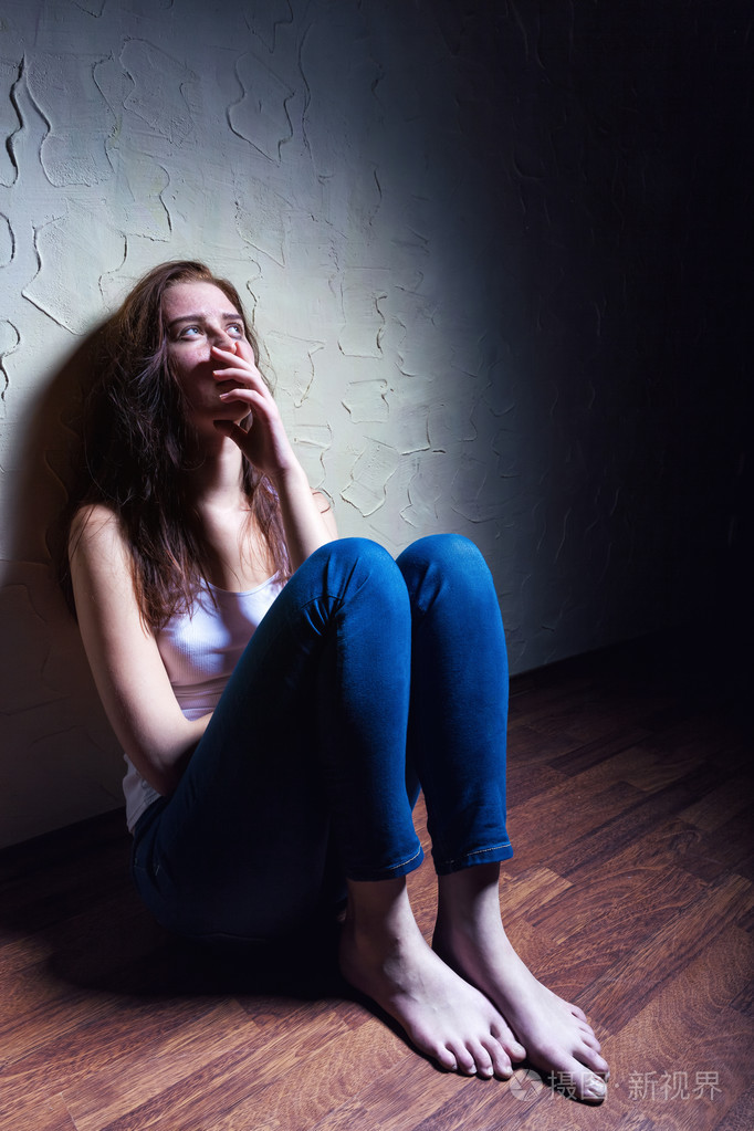 伤感的女子独自