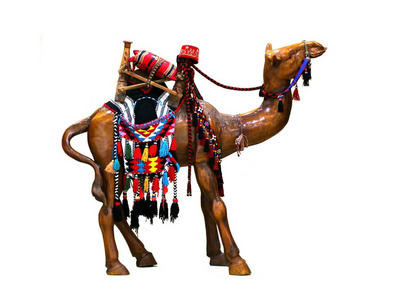 装饰骆驼雕像查出在白色