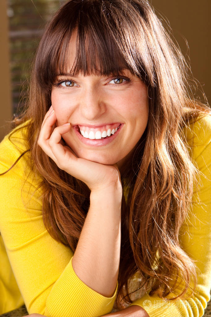 美丽年轻的幸福的女人笑和微笑