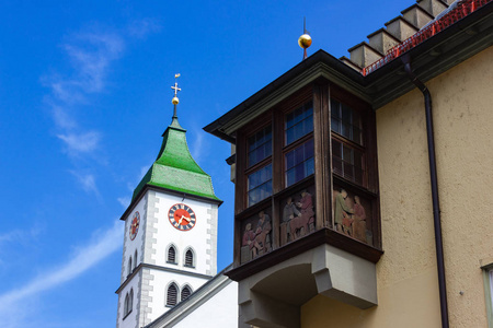 在南德国巴伐利亚的历史屋顶城市门面在深蓝色天空下的夏日阳光明媚的一天